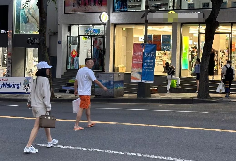 韩国济州岛加强取缔 游客乱越马路当场罚款
